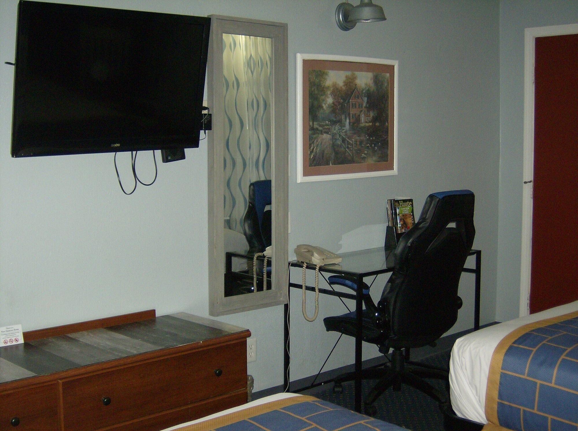 Days Inn & Suites By Wyndham Terre Haute Exteriér fotografie