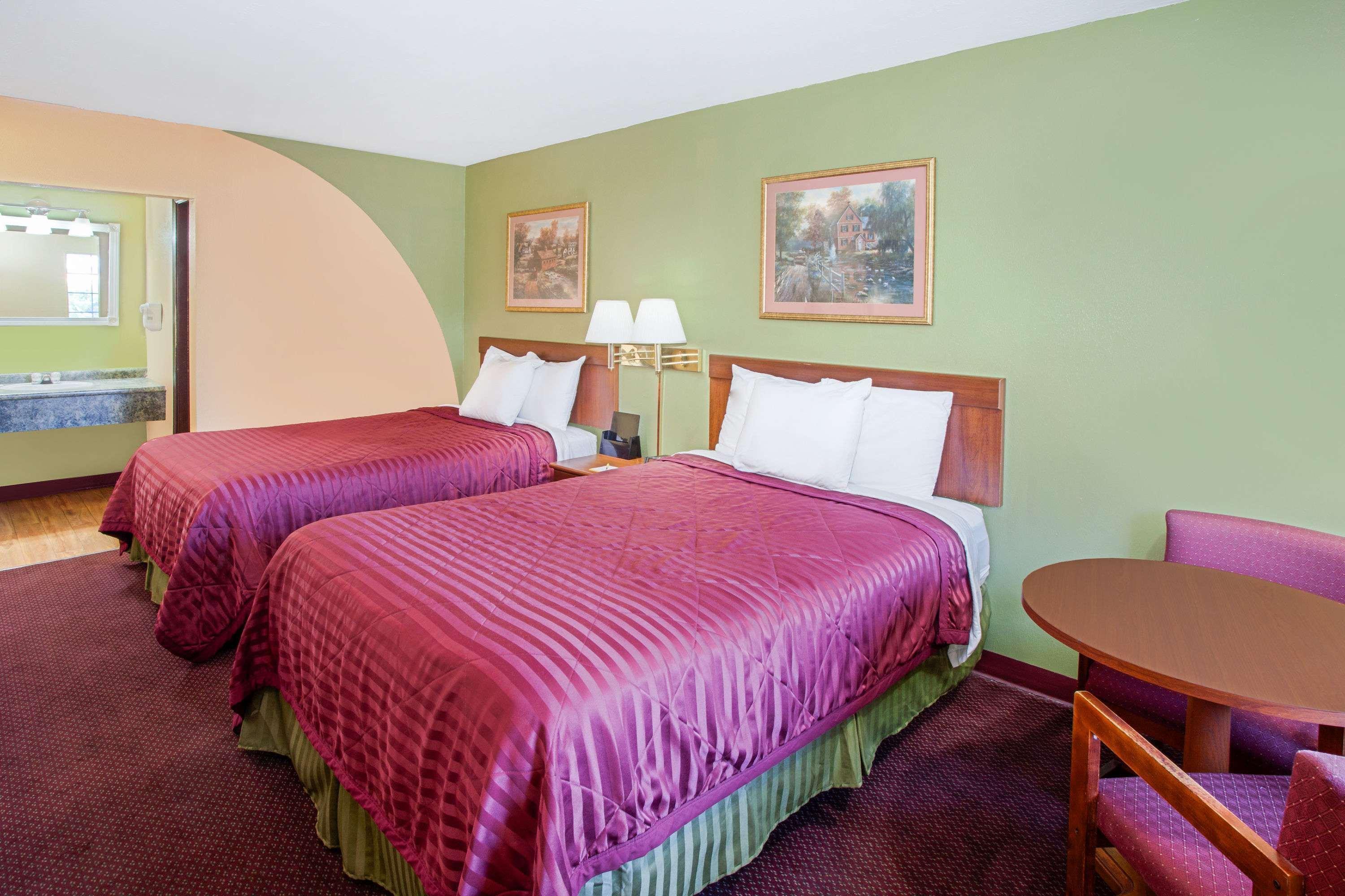 Days Inn & Suites By Wyndham Terre Haute Exteriér fotografie
