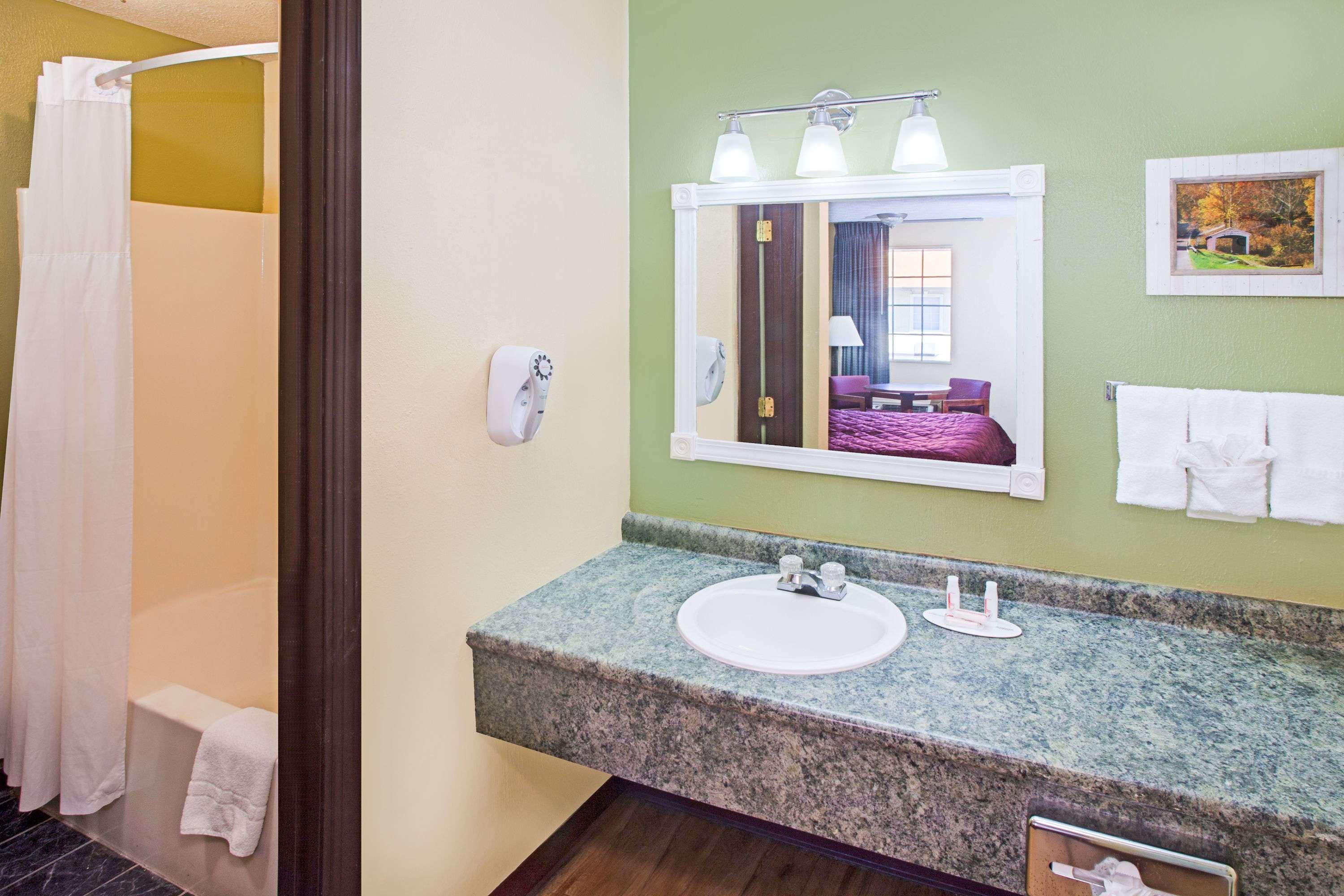 Days Inn & Suites By Wyndham Terre Haute Exteriér fotografie