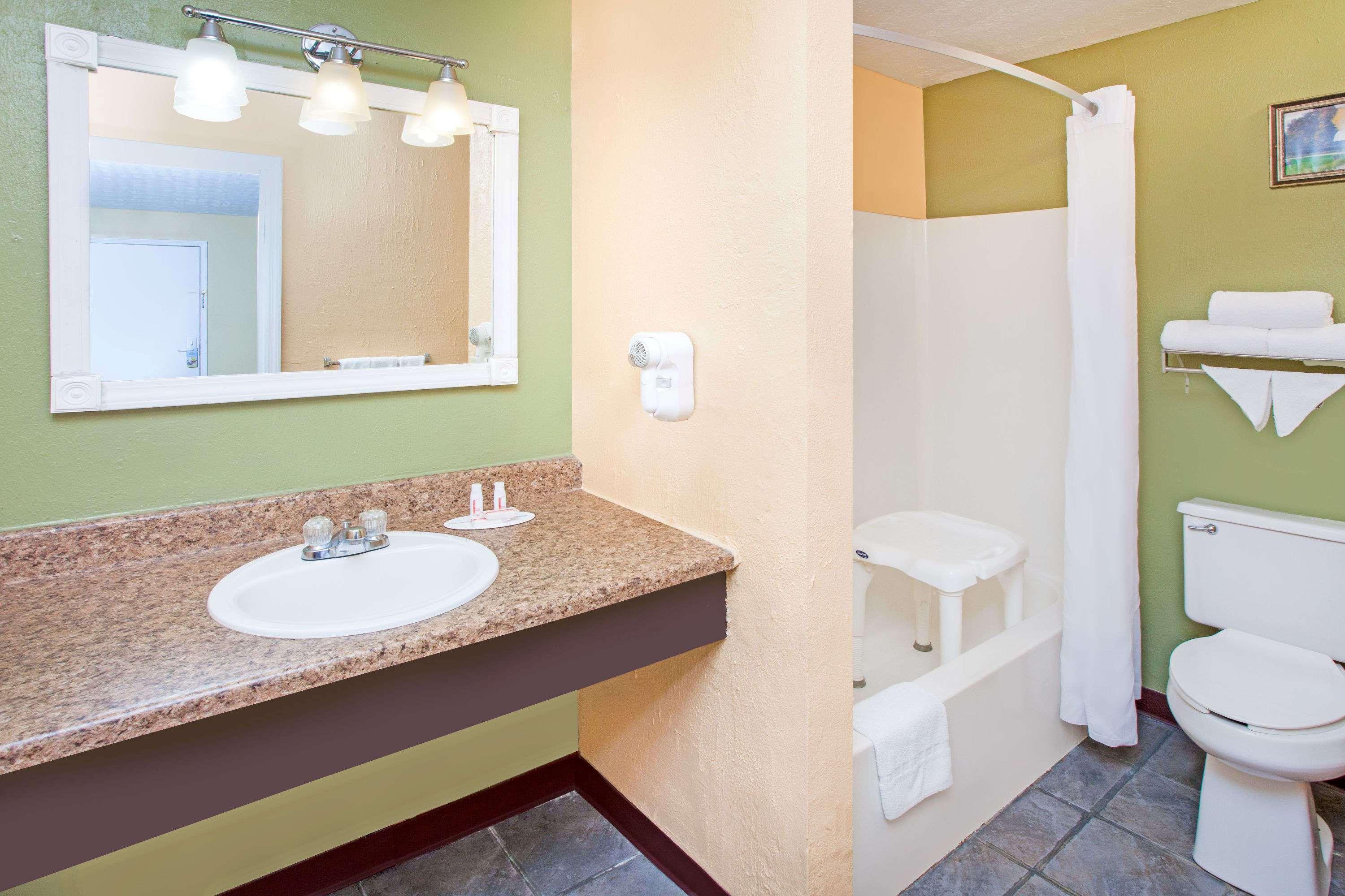 Days Inn & Suites By Wyndham Terre Haute Exteriér fotografie