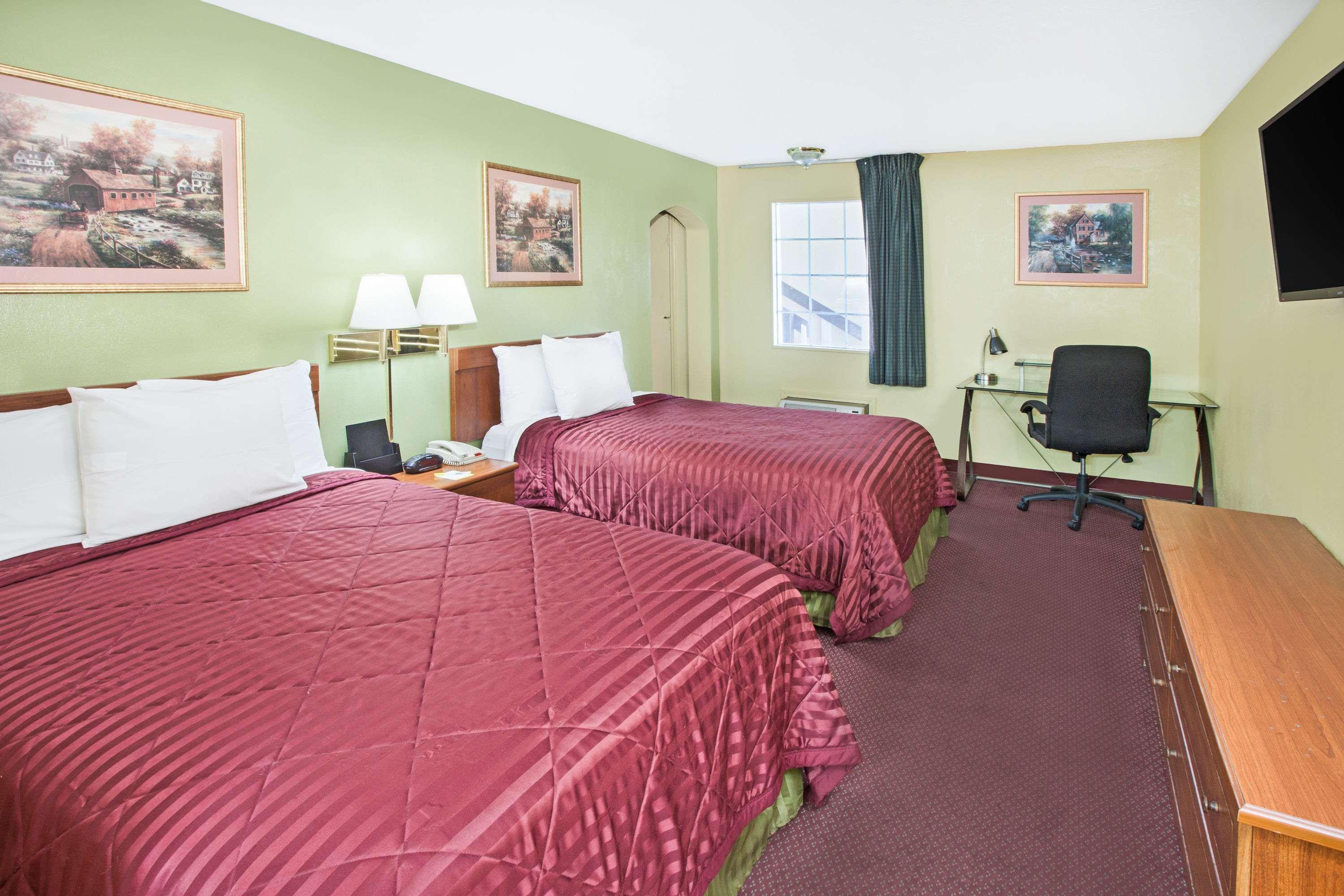 Days Inn & Suites By Wyndham Terre Haute Exteriér fotografie