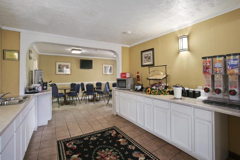 Days Inn & Suites By Wyndham Terre Haute Exteriér fotografie